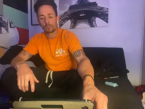 Snapshot of Gman143187 chatting on October 13, 2:00 am Gman143187 online show from October 13, 2:00 am