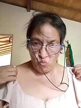 Snapshot of florecita69 chatting on October 12, 8:30 pm florecita69 online show from October 12, 8:30 pm