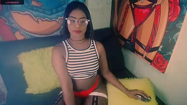 Snapshot of Littleindianmilf chatting on November 18, 9:25 am Littleindianmilf online show from November 18, 9:25 am