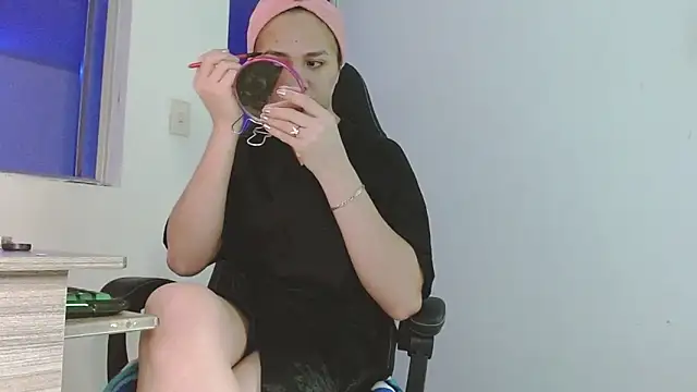Snapshot of giuliana_andrade chatting on June 6, 3:17 pm giuliana andrade online show from June 6, 3:17 pm