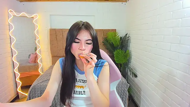 Snapshot of Roxanne_tay chatting on December 24, 9:00 pm Roxanne tay online show from December 24, 9:00 pm