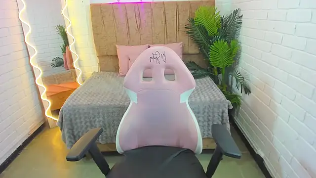 Snapshot of Roxanne_tay chatting on February 8, 10:51 pm Roxanne tay online show from February 8, 10:51 pm