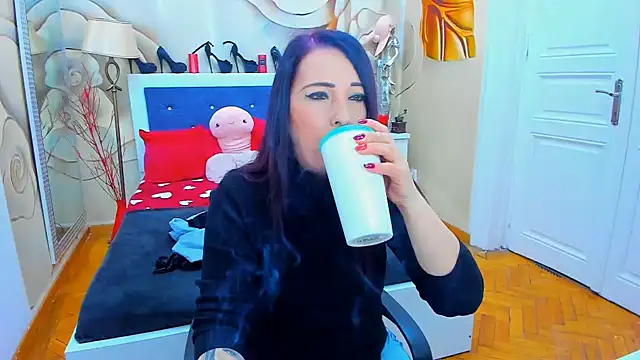 Snapshot of LauraSin chatting on February 3, 4:14 am LauraSin online show from February 3, 4:14 am