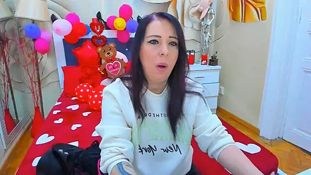 Snapshot of LauraSin chatting on February 15, 4:14 am LauraSin online show from February 15, 4:14 am