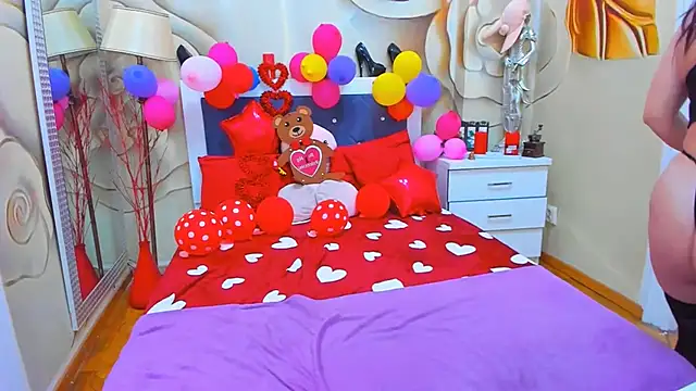 Snapshot of LauraSin chatting on February 15, 7:16 am LauraSin online show from February 15, 7:16 am