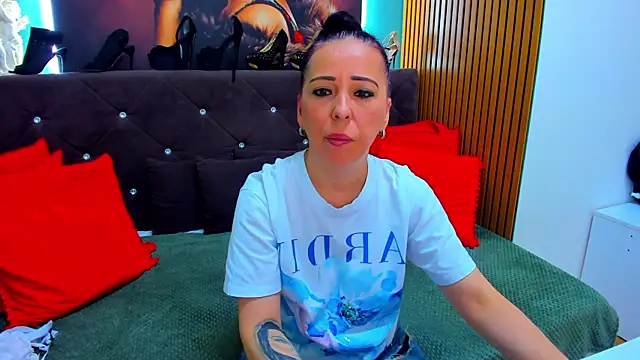 LauraSin online show from May 21, 6:04 pm