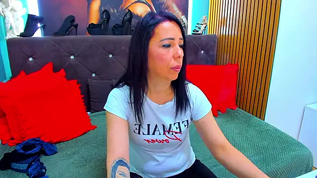 LauraSin online show from May 25, 3:01 am