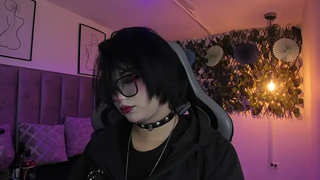 Kitty Gang online show from June 6, 1:32 am