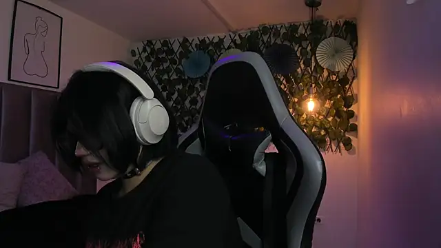 Kitty Gang online show from August 4, 2:04 am