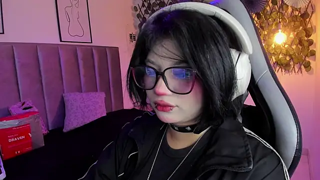 Kitty Gang online show from August 6, 12:45 am