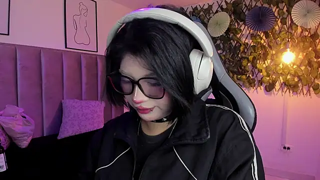 Kitty Gang online show from August 7, 12:45 am