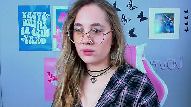 Snapshot of MiaMilas chatting on February 4, 8:46 am MiaMilas online show from February 4, 8:46 am