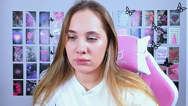 Snapshot of MiaMilas chatting on February 12, 7:55 am MiaMilas online show from February 12, 7:55 am