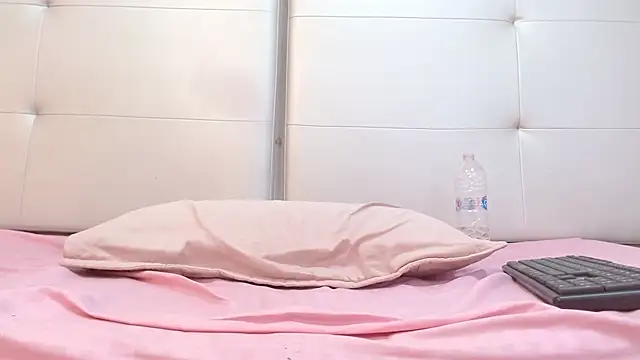 Alisson Freckles online show from December 7, 9:00 pm