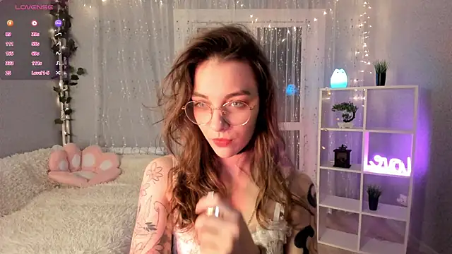 AraCopple online show from December 11, 7:57 pm