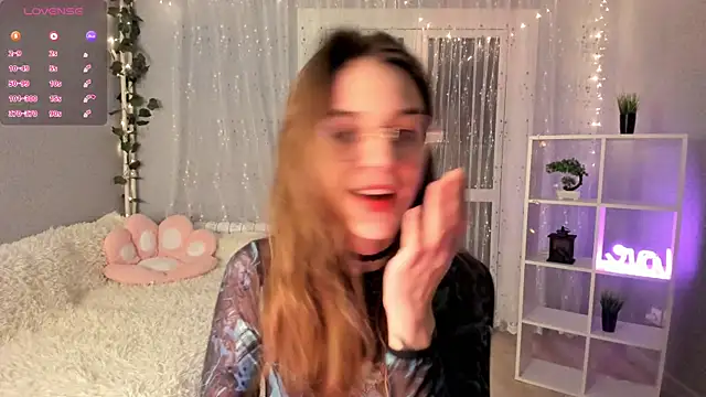 AraCopple online show from December 12, 9:15 pm