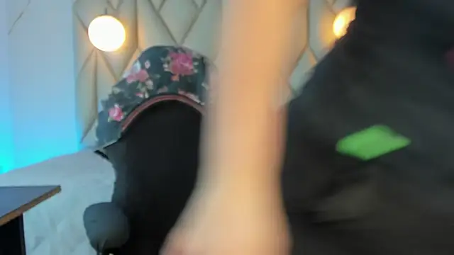 Snapshot of angelswets chatting on December 3, 1:53 pm angelswets online show from December 3, 1:53 pm