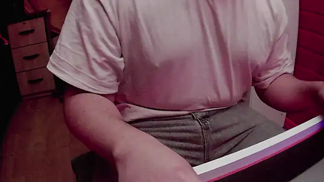 Snapshot of pisceslost chatting on December 15, 11:58 am pisceslost online show from December 15, 11:58 am