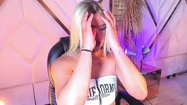 Snapshot of Elody_Preysler69 chatting on December 14, 4:07 am Elody Preysler69 online show from December 14, 4:07 am