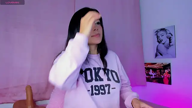 Snapshot of tellmebri chatting on October 3, 8:33 am tellmebri online show from October 3, 8:33 am