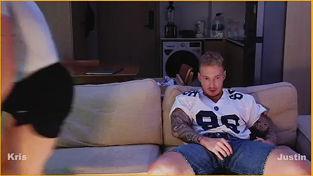 Snapshot of Justin_Hardy chatting on June 23, 9:35 pm Justin Hardy online show from June 23, 9:35 pm
