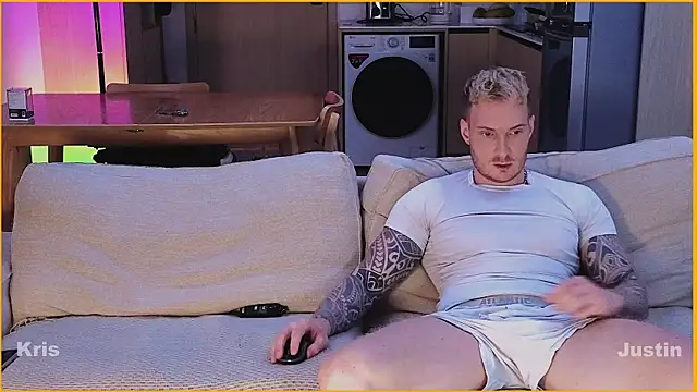 Snapshot of Justin_Hardy chatting on July 19, 7:28 pm Justin Hardy online show from July 19, 7:28 pm