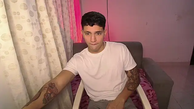 Snapshot of Aangelhot chatting on December 31, 11:49 pm Aangelhot online show from December 31, 11:49 pm