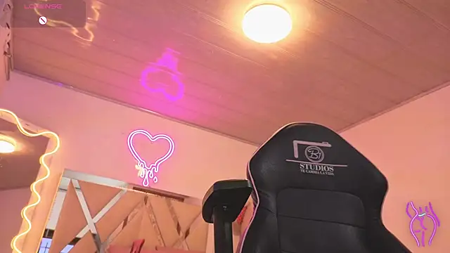 Snapshot of Laylafoxy_tay chatting on October 22, 3:07 am Laylafoxy tay online show from October 22, 3:07 am