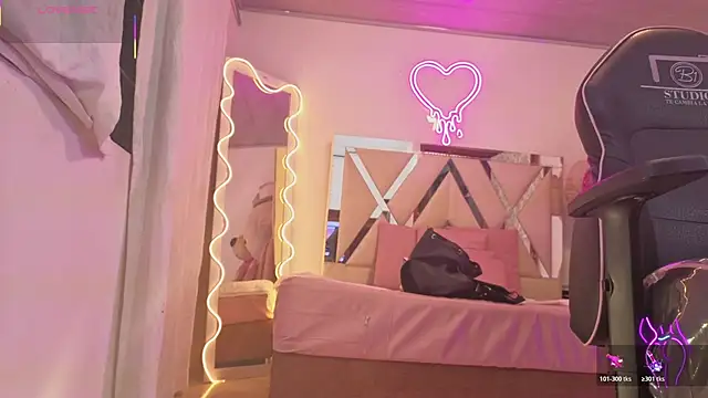 Snapshot of Laylafoxy_tay chatting on November 19, 3:28 am Laylafoxy tay online show from November 19, 3:28 am