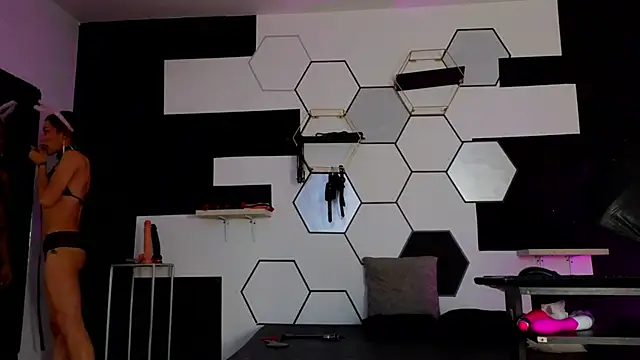 haileycat online show from February 5, 8:00 am