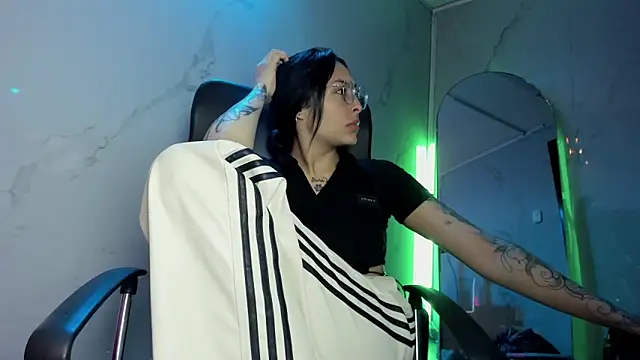 Snapshot of ChloeeTompson_ chatting on November 12, 3:29 am ChloeeTompson online show from November 12, 3:29 am