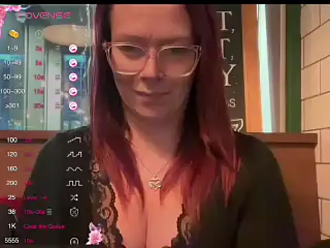 Snapshot of MelodyRoseUk chatting on December 8, 3:35 pm MelodyRoseUk online show from December 8, 3:35 pm