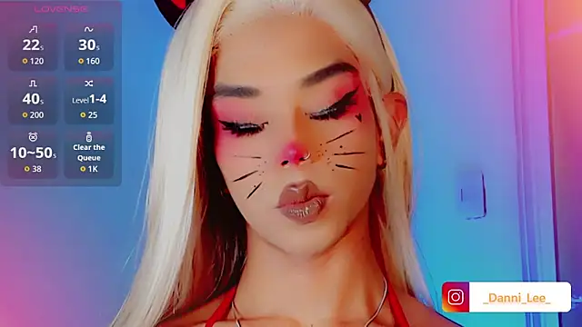 Snapshot of DanniLee_ chatting on October 31, 10:11 pm DanniLee online show from October 31, 10:11 pm