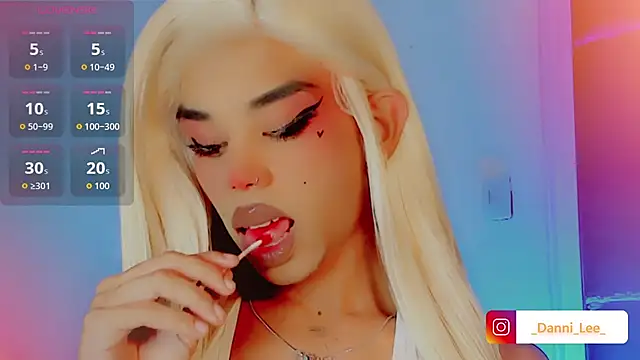 Snapshot of DanniLee_ chatting on November 3, 11:04 pm DanniLee online show from November 3, 11:04 pm