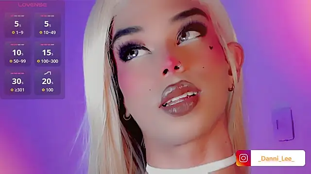 Snapshot of DanniLee_ chatting on November 15, 8:05 pm DanniLee online show from November 15, 8:05 pm