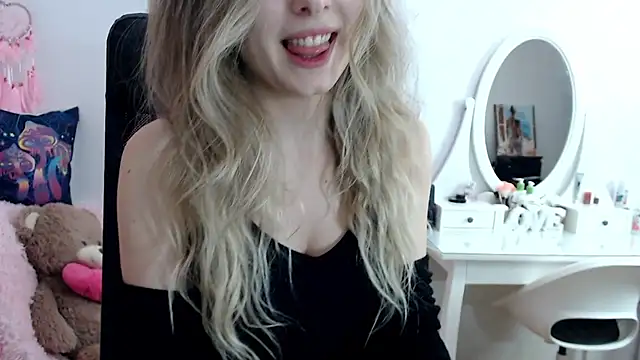 Snapshot of _sweettreat chatting on March 14, 2:10 am sweettreat online show from March 14, 2:10 am