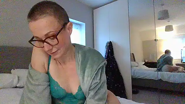 ELEGANT-ARIA36 online show from January 7, 8:45 am