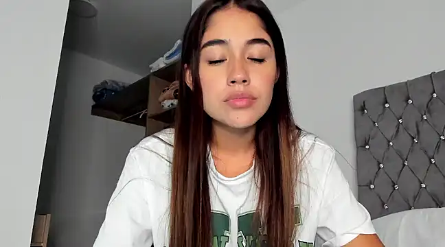 Snapshot of AriaMontgomery chatting on December 12, 3:32 am AriaMontgomery online show from December 12, 3:32 am