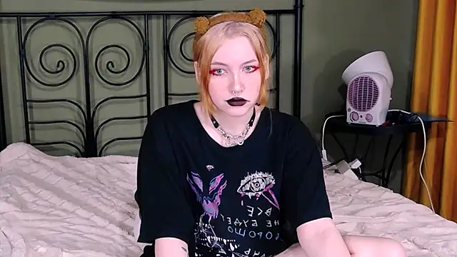 Snapshot of BlackyTea chatting on December 13, 4:27 pm BlackyTea online show from December 13, 4:27 pm