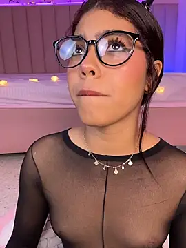 KellyOlsenbe online show from April 30, 8:37 pm