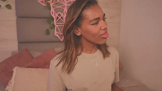 Lily Miiller online show from November 26, 8:43 pm