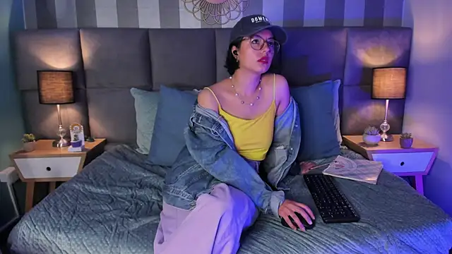 Snapshot of victoria_byte chatting on March 7, 1:29 pm victoria byte online show from March 7, 1:29 pm