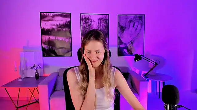 Snapshot of Sharon_Evansi chatting on December 14, 9:40 am Sharon Evansi online show from December 14, 9:40 am