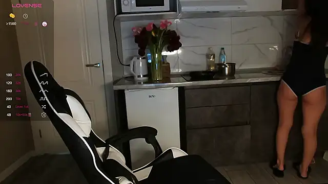 Snapshot of dragon_princesss chatting on March 8, 7:01 am dragon princesss online show from March 8, 7:01 am