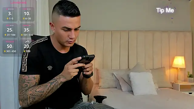 Snapshot of Aron_Bolt chatting on January 12, 3:39 am Aron Bolt online show from January 12, 3:39 am