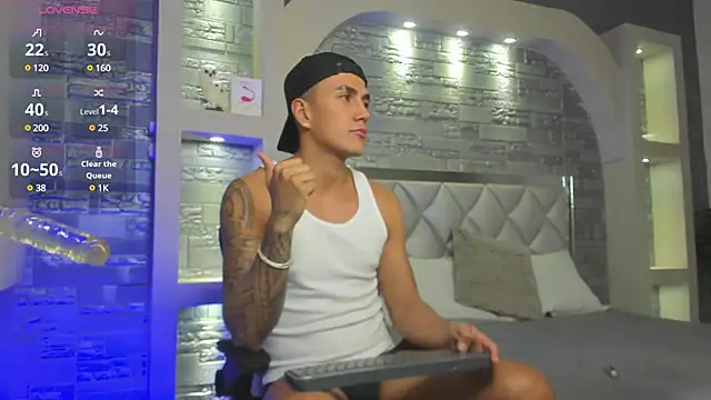 Snapshot of Aron_Bolt chatting on January 17, 1:24 pm Aron Bolt online show from January 17, 1:24 pm