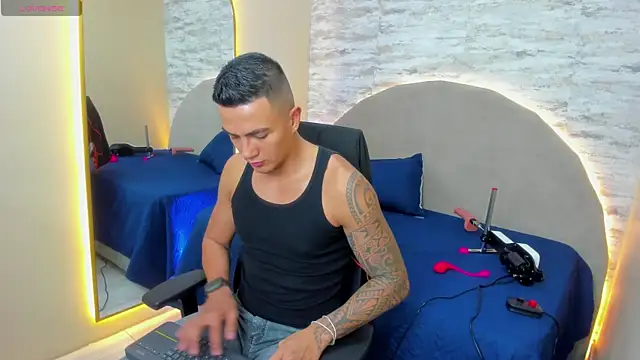 Snapshot of Aron_Bolt chatting on January 30, 9:14 pm Aron Bolt online show from January 30, 9:14 pm