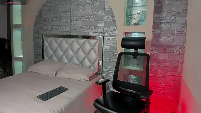 Snapshot of Aron_Bolt chatting on March 21, 3:44 am Aron Bolt online show from March 21, 3:44 am