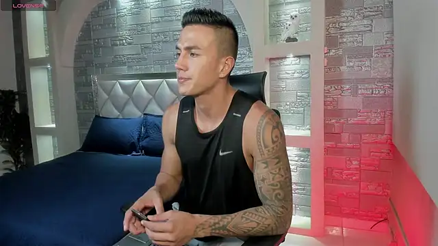 Snapshot of Aron_Bolt chatting on March 22, 11:53 pm Aron Bolt online show from March 22, 11:53 pm