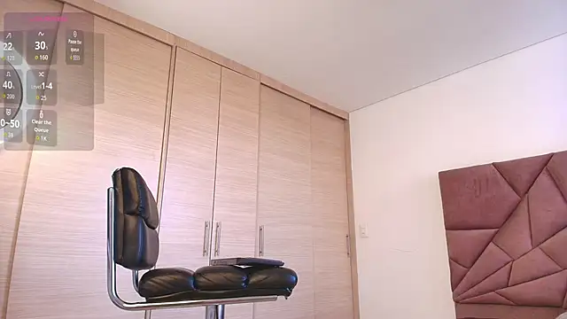 Snapshot of Aron_Bolt chatting on September 23, 8:23 pm Aron Bolt online show from September 23, 8:23 pm